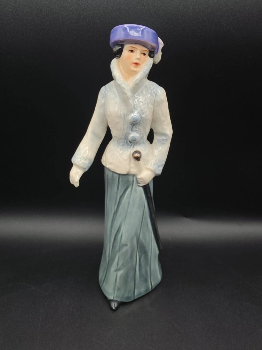 Goebel Victorian Woman Figurine 16-282-21 W Germany Strolling on the Avenue